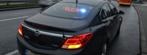 nieoznakowany radiowóz Opel Insignia z włączonymi światłami błyskowymi
