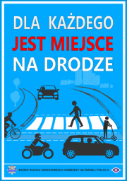 obrazek z niebieskim tłem przedstawiający wszystkich użytkowników drogi m.in. pieszy, rowerzysta, kierujący pojazdem osobowym. Dodatkowo na górze widnieje napis Dla Każdego jest miejsce na drodze