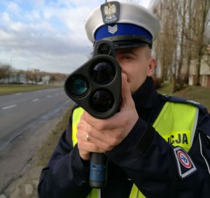 policjant RD dokonujący pomiaru prędkości