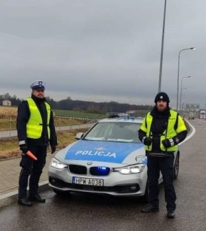 policjanci z KPP w Gryfinie oddelegowani do pełnienia służby w rejonie granicy przy pojeździe służbowym BMW.