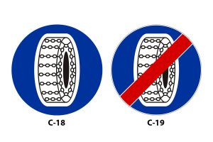 znaki C-18 (od lewej) oraz C-19, kolejno nakazujący oraz zakazujący używania łańcuchów śniegowych.
