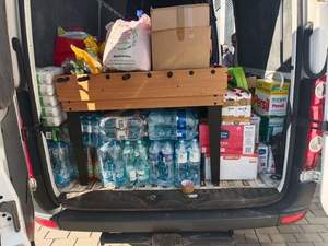 zdjęcie ukazujące zapakowanego busa m.in zgrzewkami wody, stołem do gry w piłkarzyki oraz innymi darami dla dzieci z Ukrainy