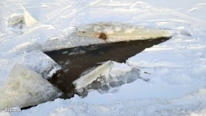 zdjęcie przedstawia załamanie się lodu na zamarzniętym zbiorniku wodnym