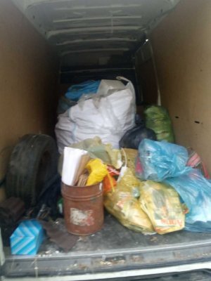 ZDJĘCIE SKRZYNI ZAŁADUNKOWEJ W POJEŹDZIE TYPU BUS WYPEŁNIONE ŚMIECIAMI, KTÓRE MIAŁY ZOSTAĆ NIELEGALNIE WYRZUCONE NA TERENIE BYŁEGO LOTNISKA W CHOJNIE
